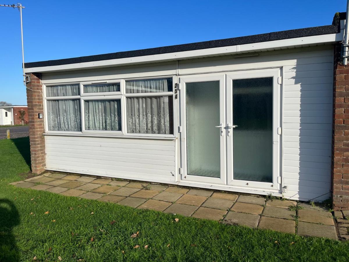 Macs Shack: Beachside Pet-Friendly Chalet with Entertainment Great Yarmouth Exterior photo