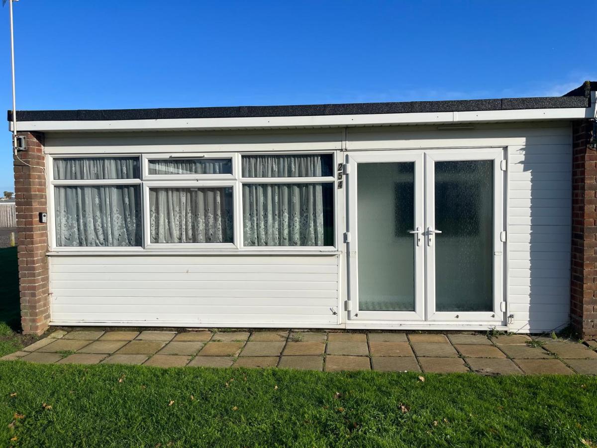 Macs Shack: Beachside Pet-Friendly Chalet with Entertainment Villa Great Yarmouth Exterior photo